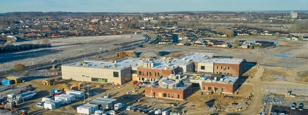 Dronefoto af byggepladsen med Hørning i baggrunden